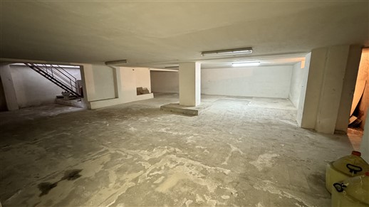 P  R  E  Z  Z  O     R  I  B  A  S  S  A  T  O  -  Locale Deposito con Spazio Esterno Privato